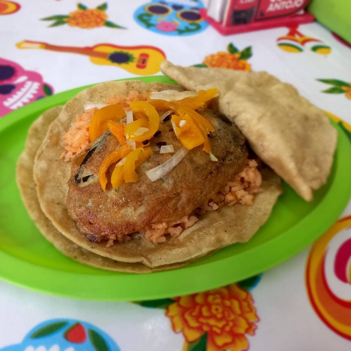 TACO ACORAZADO DE CHILE RELLENO DE QUESO