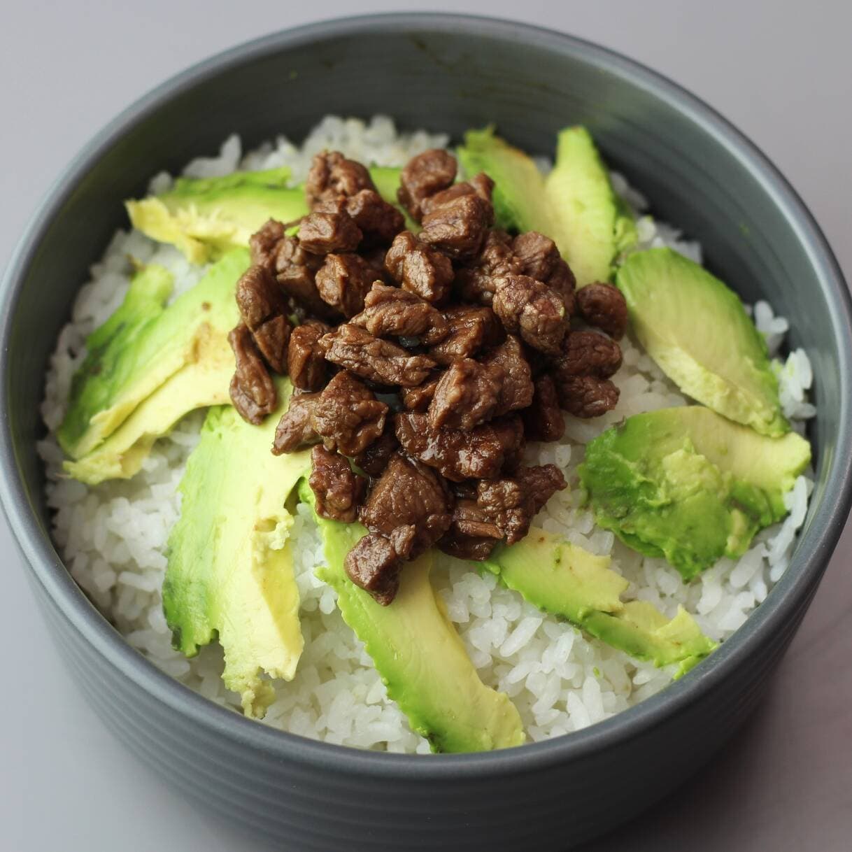 Bowl de Res y Aguacate
