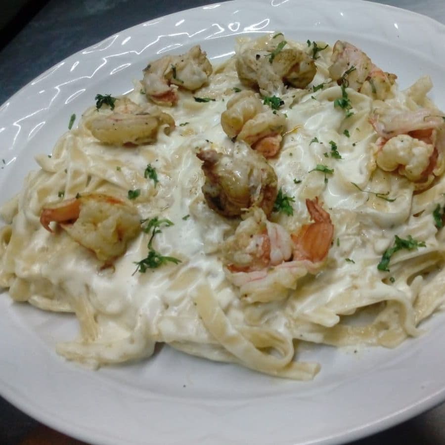 Fettuccine Alfredo con Camarones