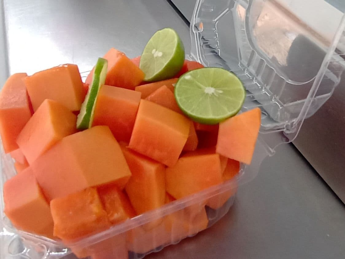 Charola de Papaya sola o con Picante