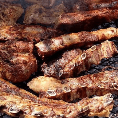 MEDIO DE COSTILLITAS BBQ Y CHORIZO