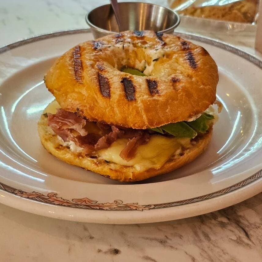 COMBO Bagel Huevito y Aguacate