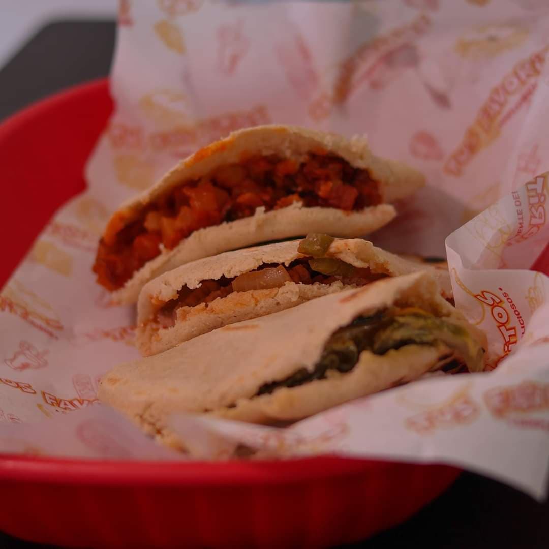 Gordita de Chicharrón Prensado en Salsa Roja