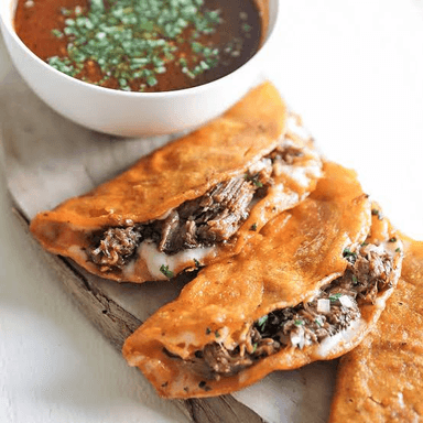 Taco Blando de Birria con Queso más Consomé