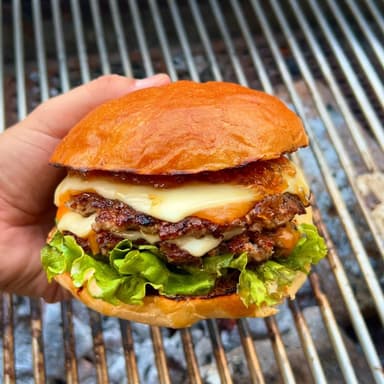Hamburguesa Doble Carne, incluye Papas y Bebida