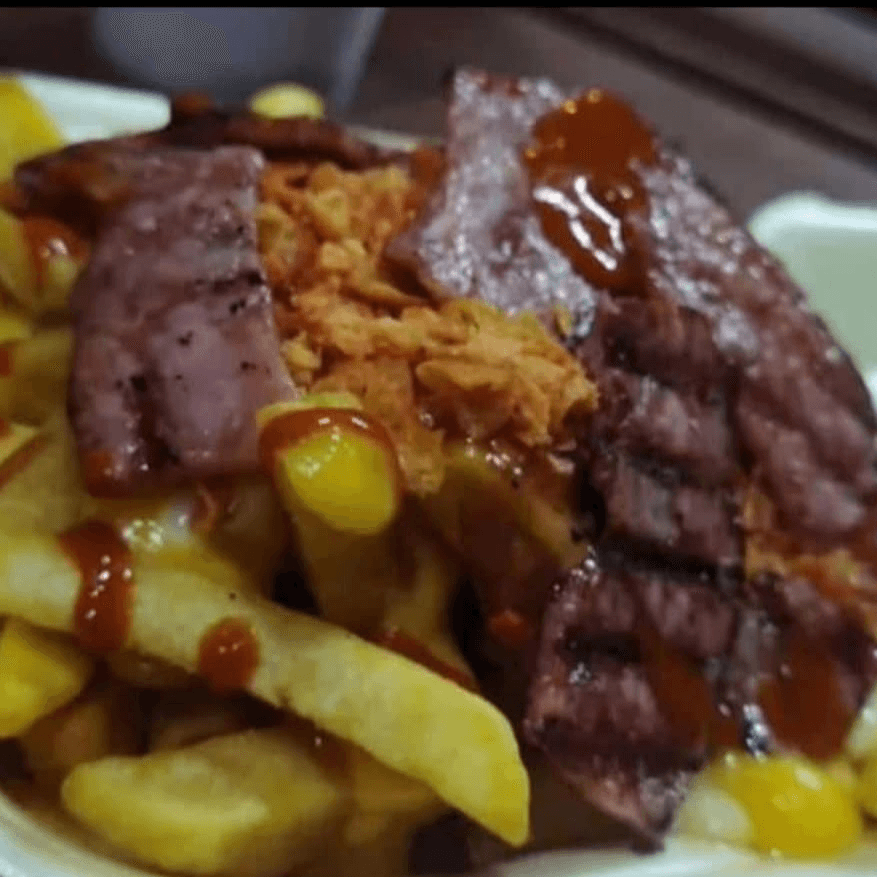 Papas fritas con tocineta