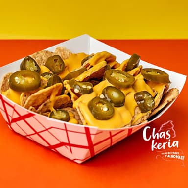 Nachos con Queso Cheddar y Jalapeños