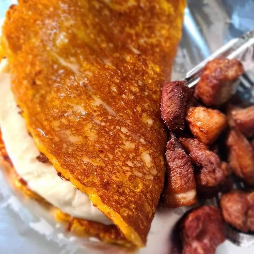 Cachapa con Queso de Mano y Cochino Frito