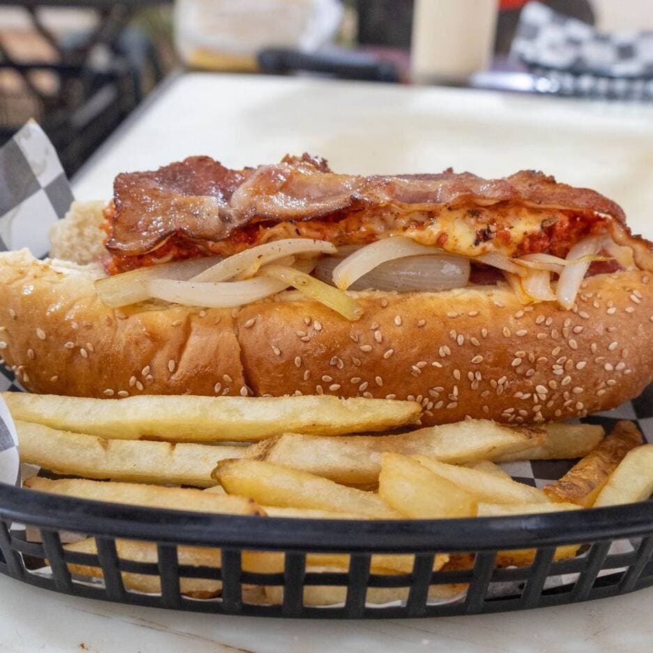 Hot Dog Choriqueso + Papas + Agua Natural