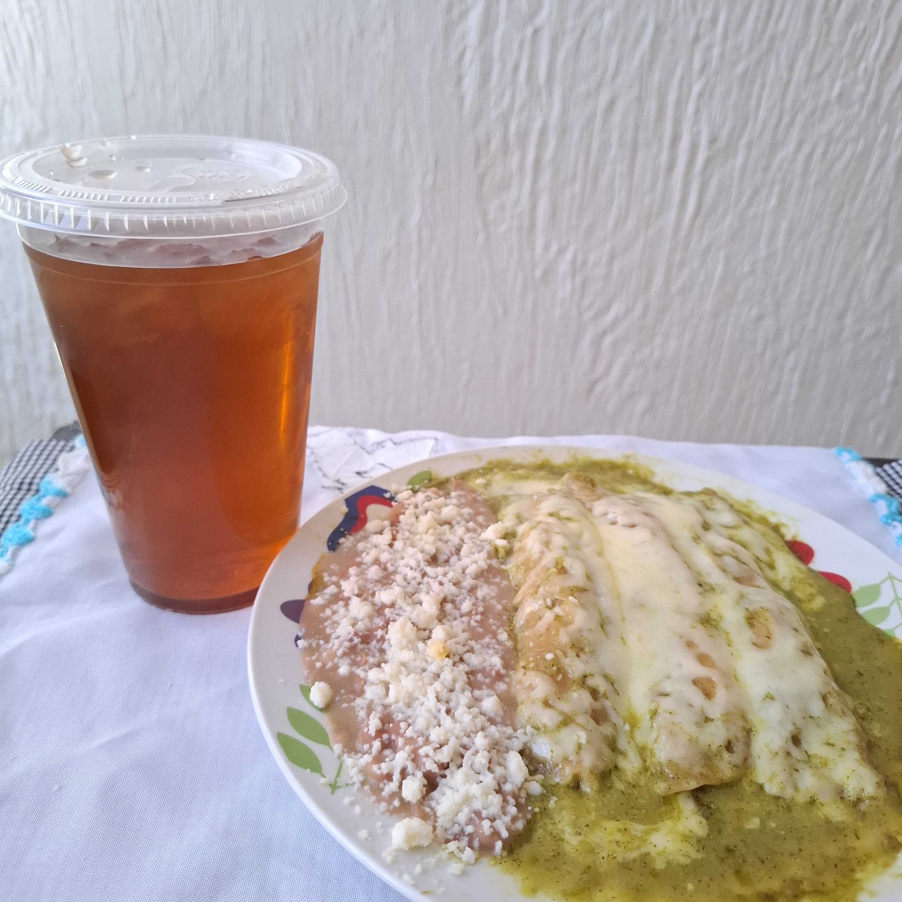 Enchiladas Suizas Sencillas con Te Helado