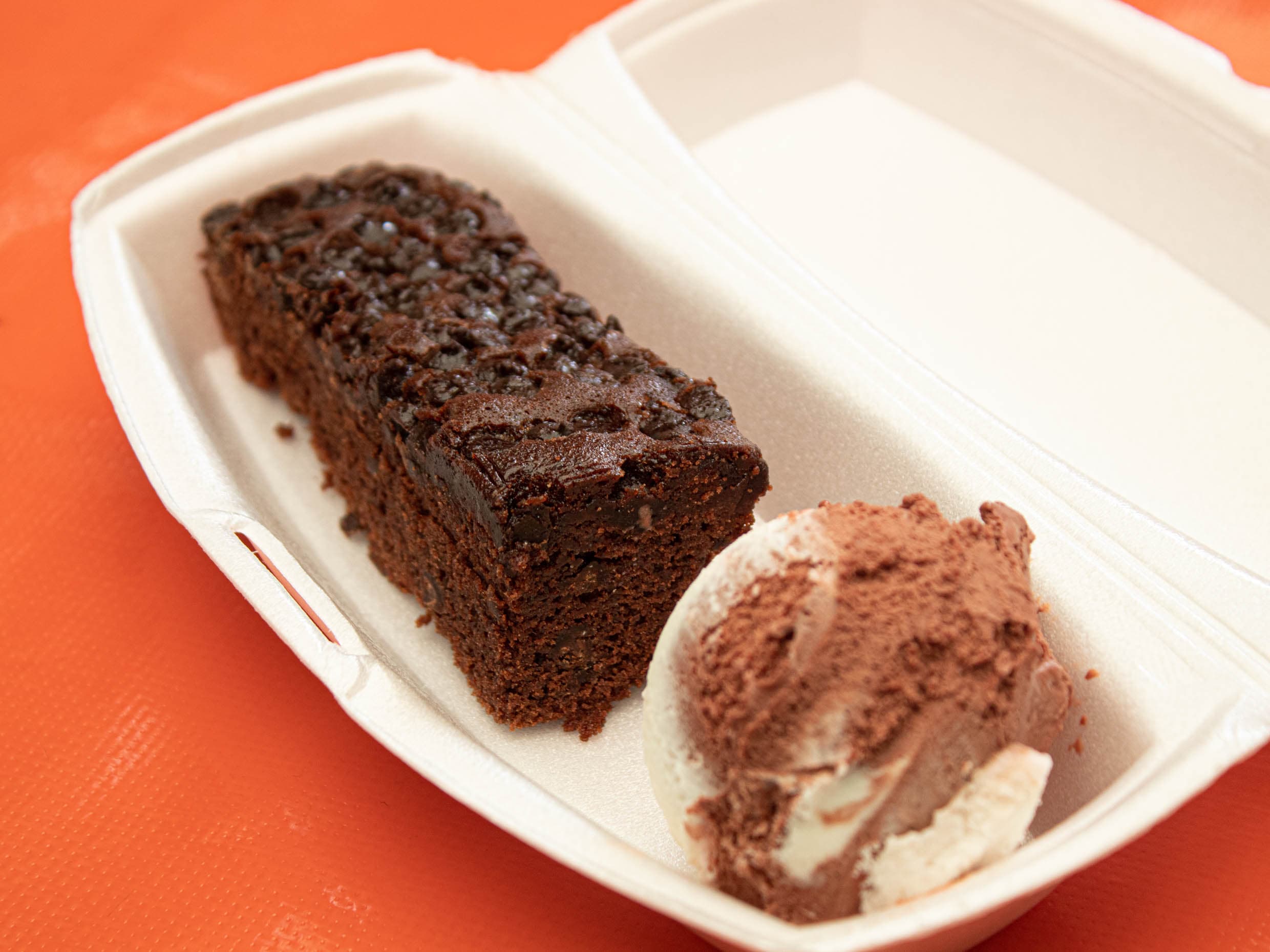 Brownie con helado
