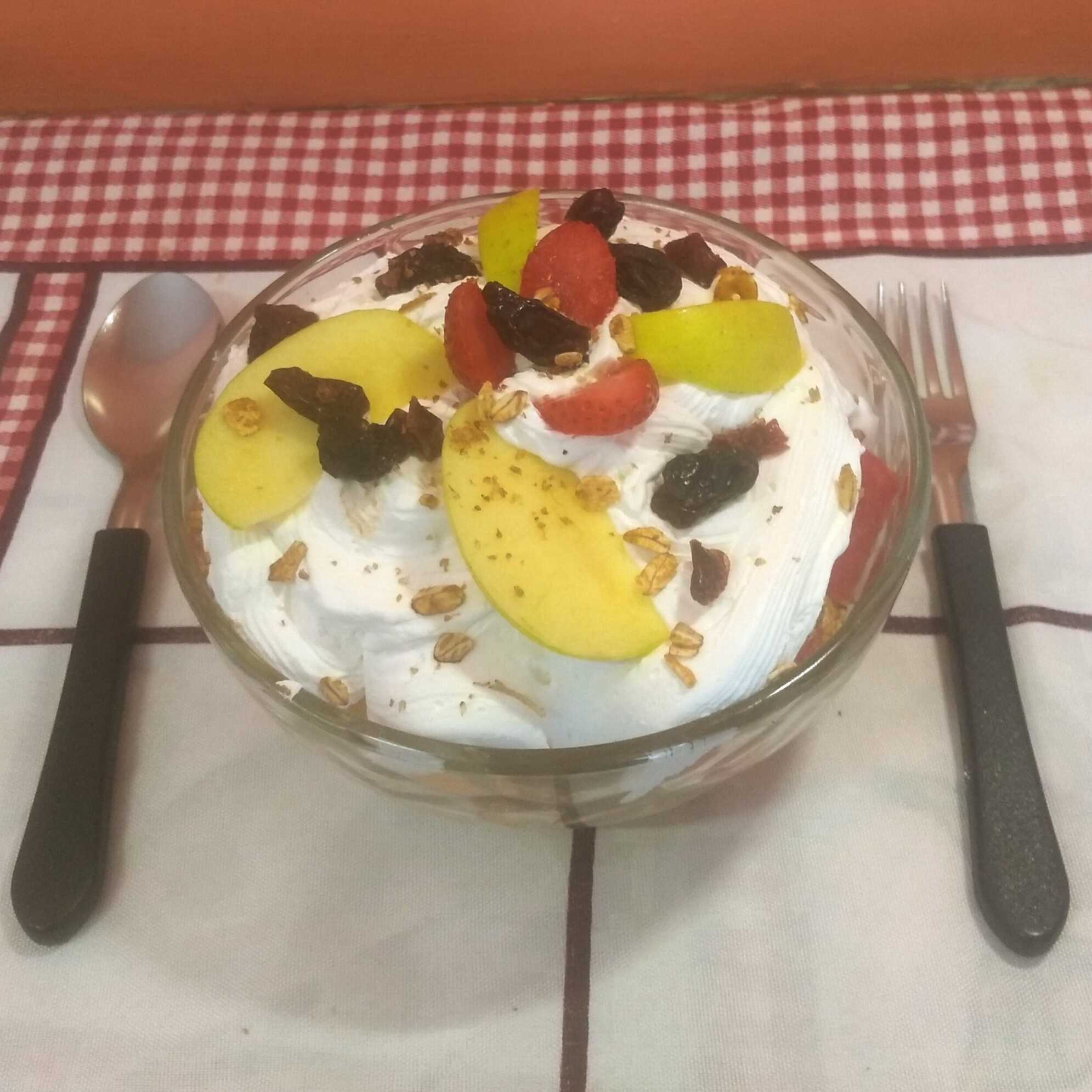 Fruta con Granola, Miel y Yogurt