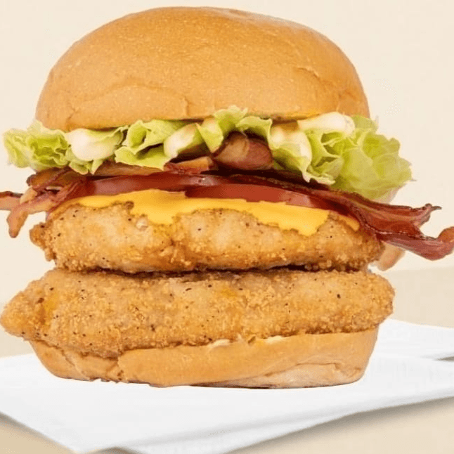 Burger Pollo Apanado + Papas Fritas