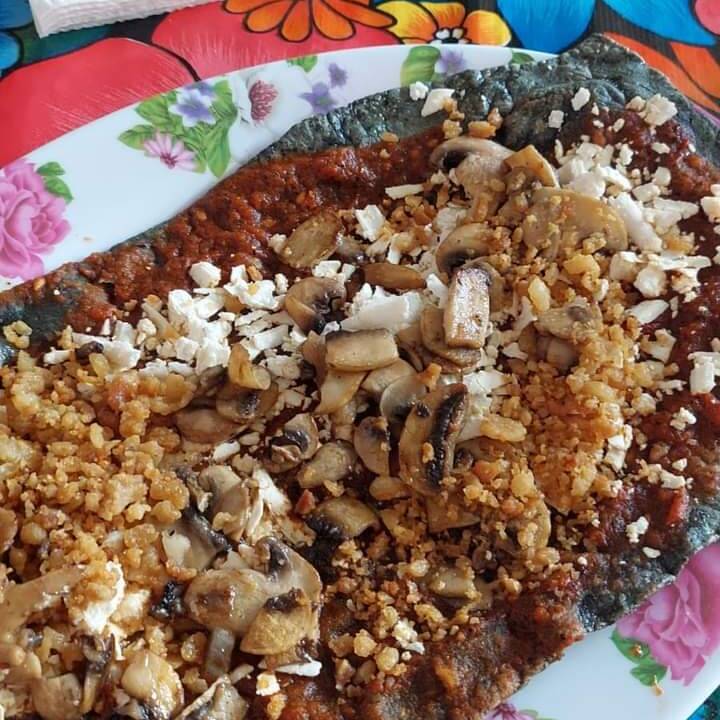 Gordita con quesillo y chicharrón