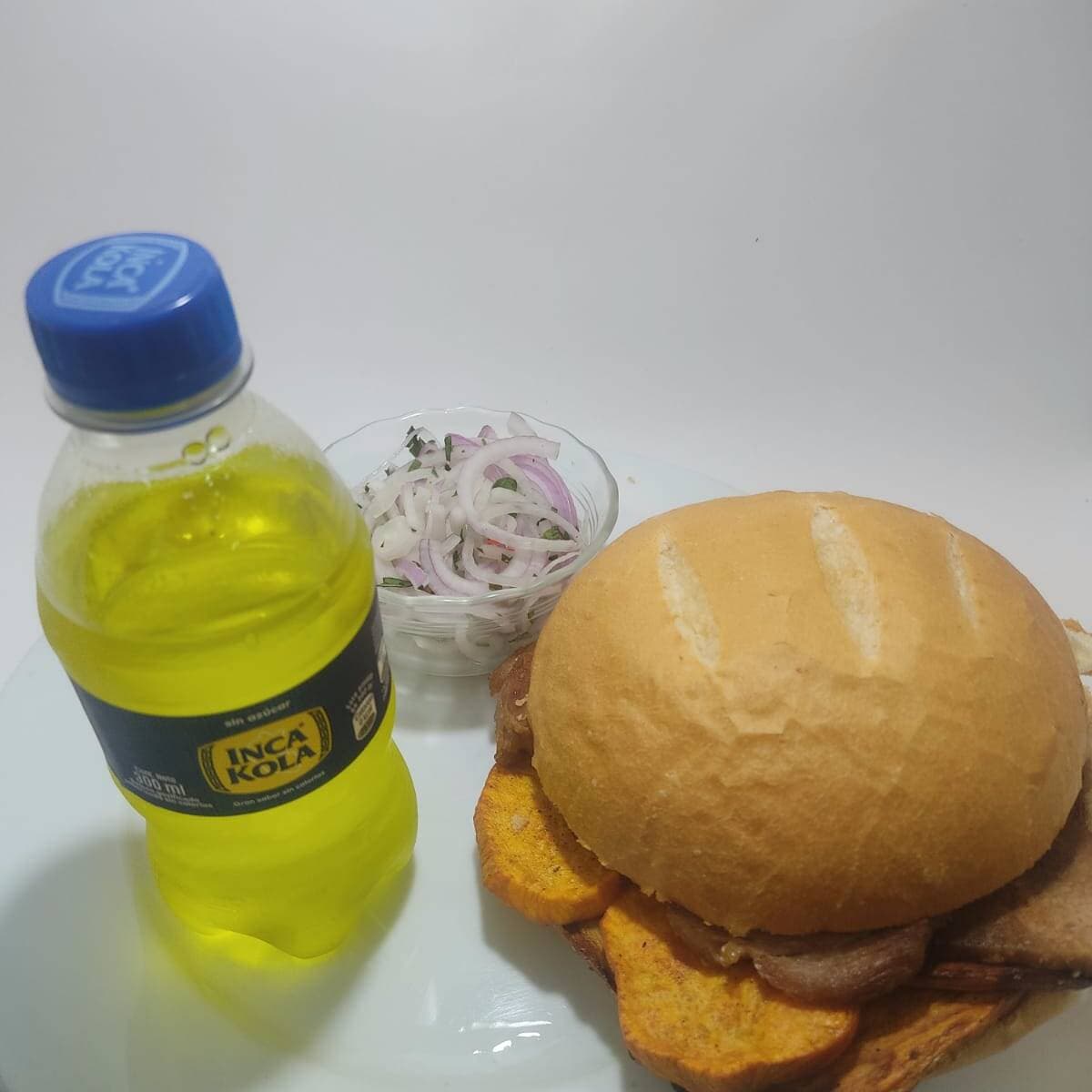 Pan con Chicharrón e Inca Kola