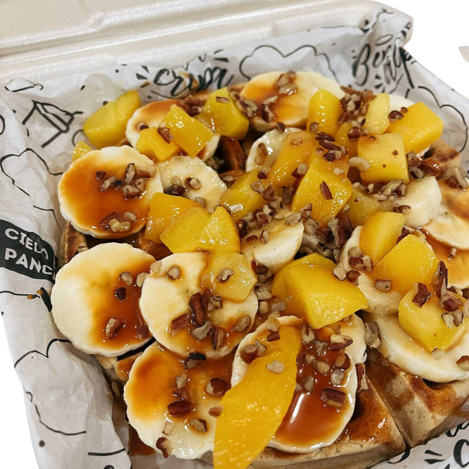 Waflle de PLATANO, DURAZNO,CAJETA Y NUEZ