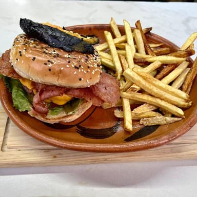 HAMBURGESADELREYCONTOCINO+ COCA O AGUA DE SABOR