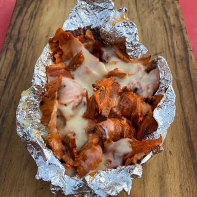 Papa al carbón con carne al pastor