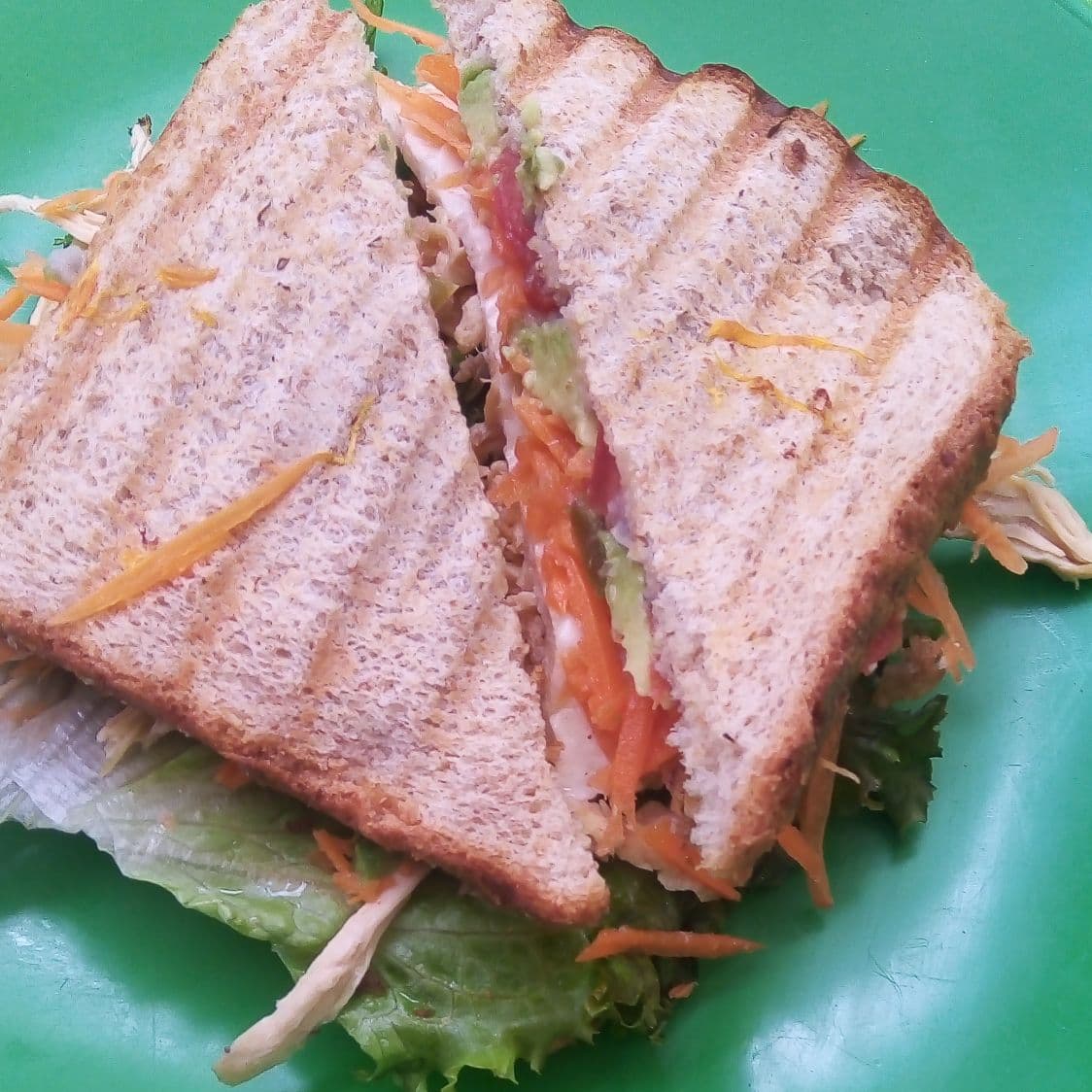 SÁNDWICH DE JAMÓN + LICUADO DE PLATANO + FRUTA