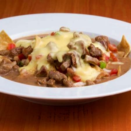 CHILAQUILES EN SALSA DE FRIJOL CON ARRACHERA