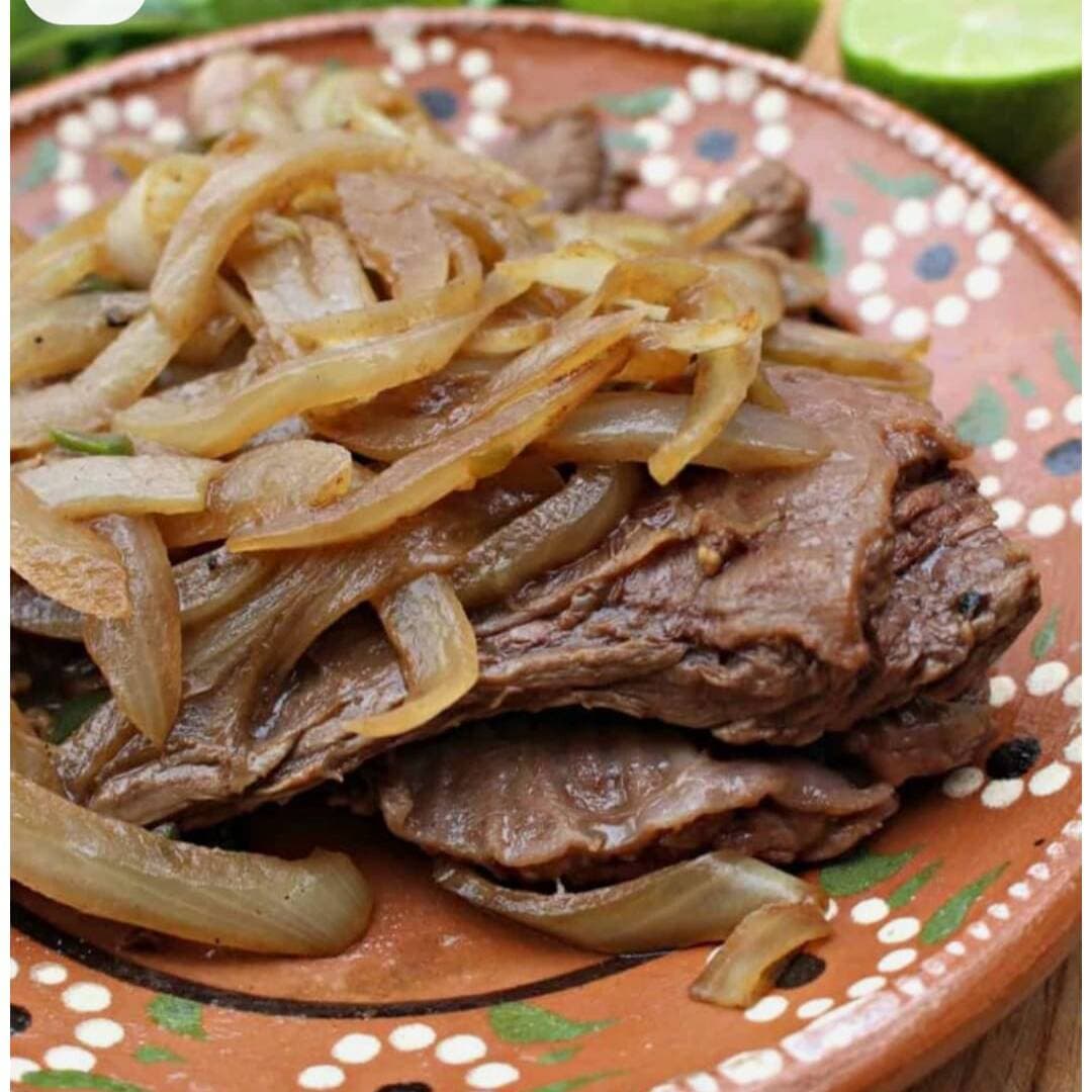 Casado con bistec encebollado