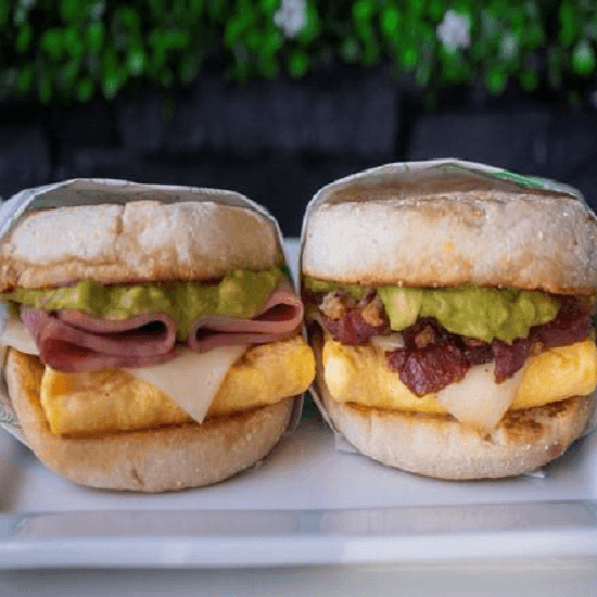 English muffin de huevo con jamon