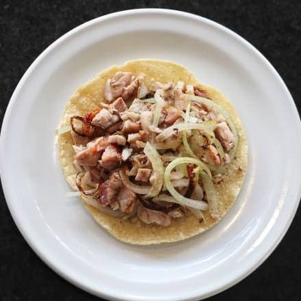Taco de Chuleta con Tocino y Cebolla