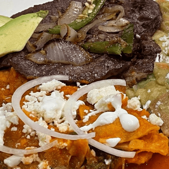 Chilaquiles rojos con bisteck y huevos