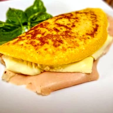 CACHAPA CON QUESO FRESCO Y JAMON