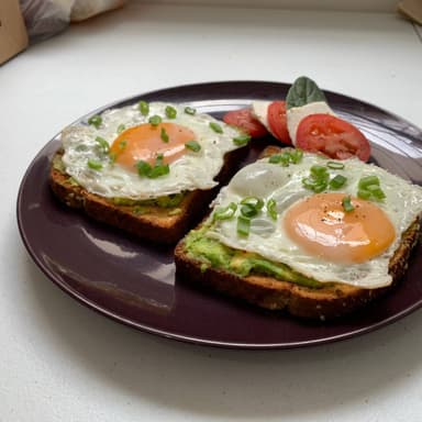 Toast de Aguacate y Huevo