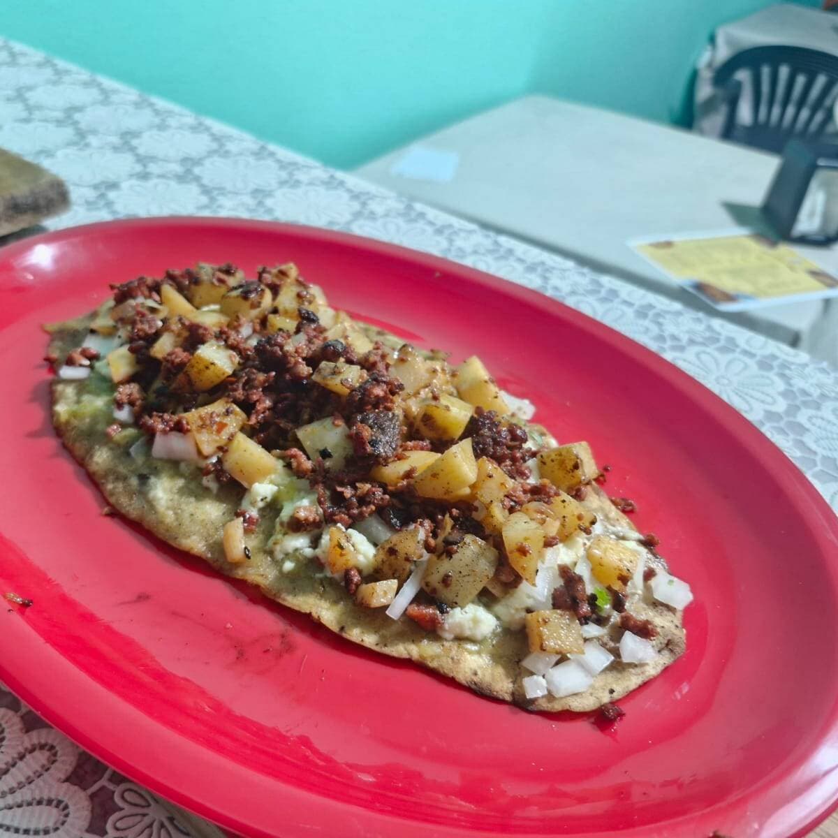 Huarache de Papas con Chorizo
