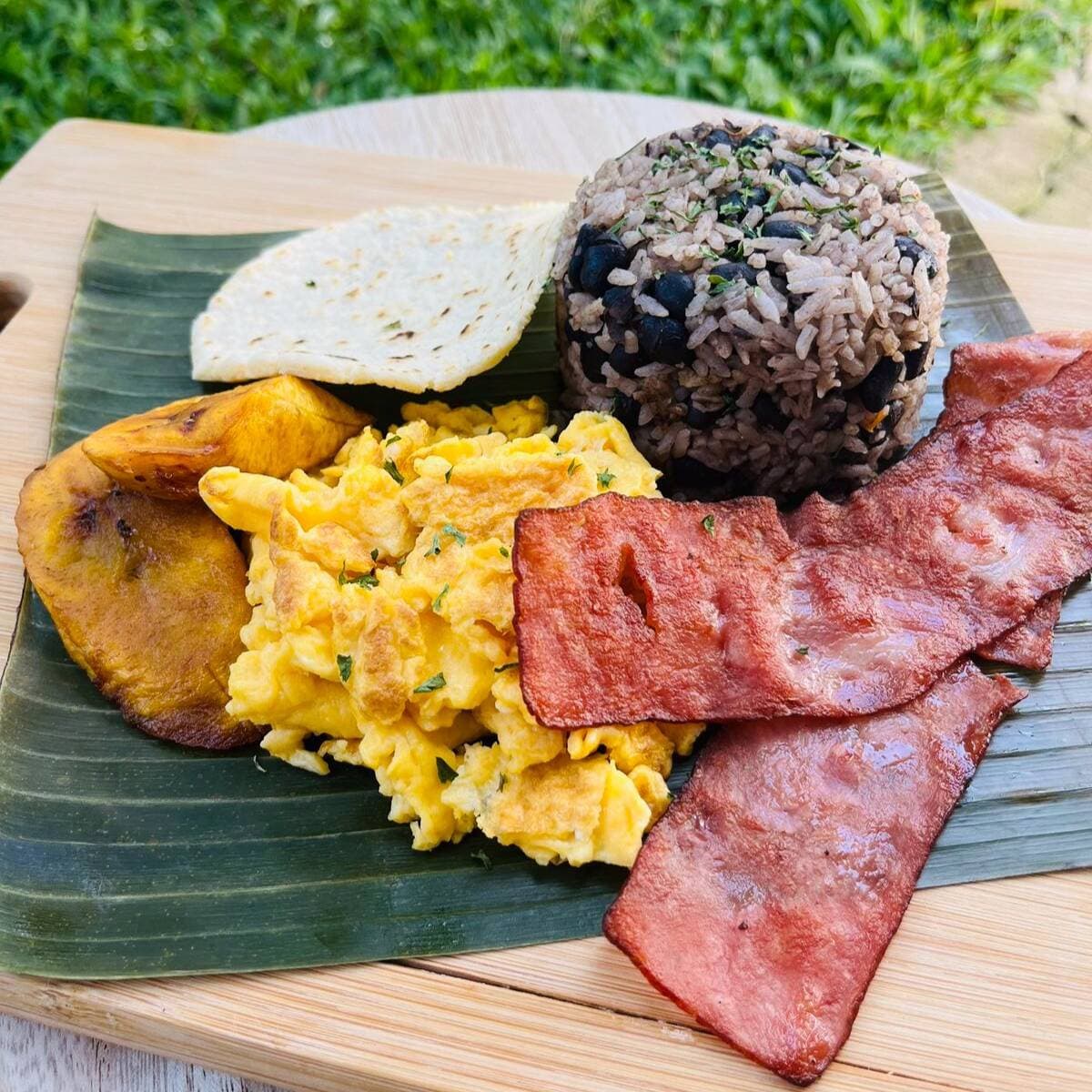 Gallo Pinto con Tocineta y Huevos