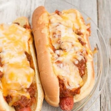 HOT DOG A LOS 3 QUESOS  + POSTRE GRATIS