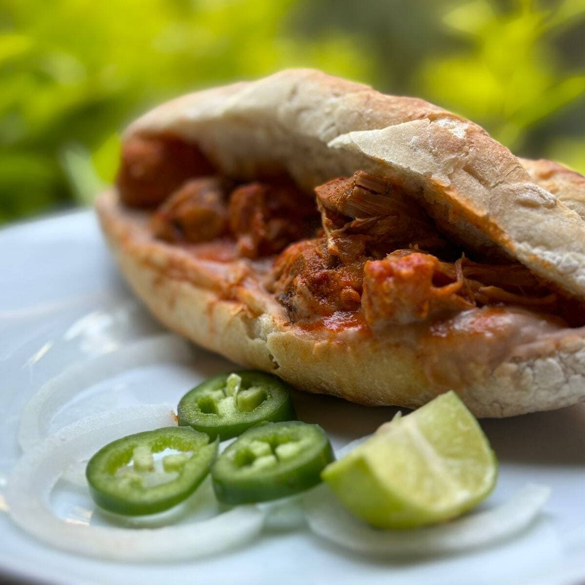 Lonche de Costilla de Cerdo en Salsa Roja