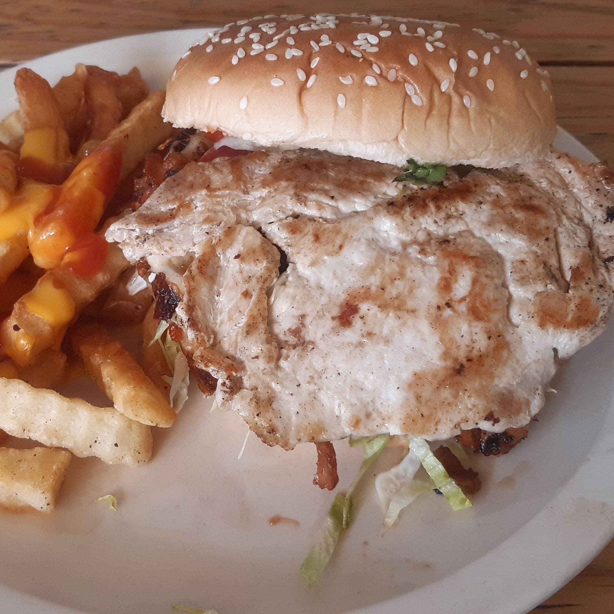 Hamburguesa de Pechuga con Queso y con Papas.