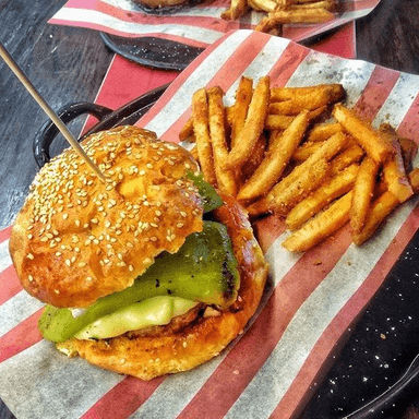 Hamburguesa con chile verde
