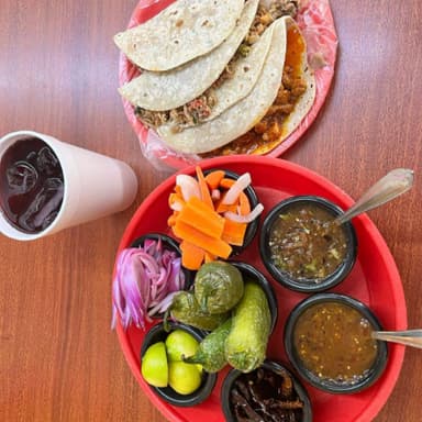 Combo 3 Tacos de Guisado + Agua de Sabor