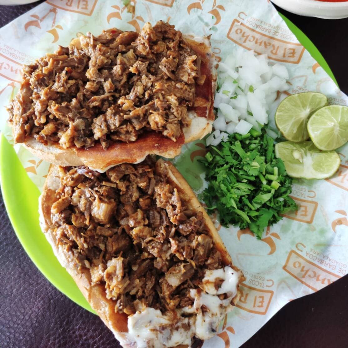 Molletes Salado de Frijol con Carne Asada y Queso