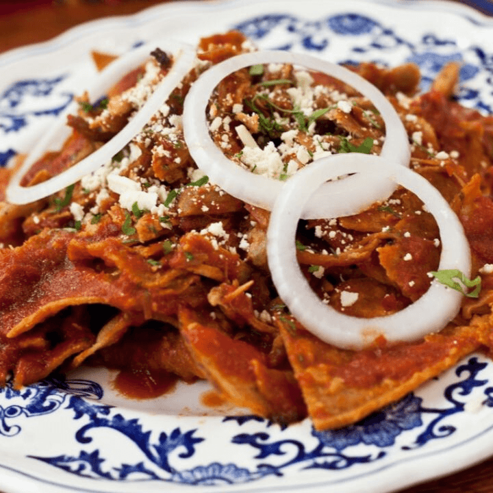 Chilaquiles rojos con pollo desmenuzado