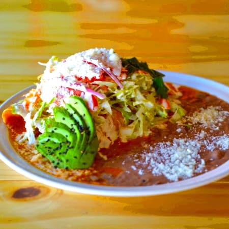 Enchiladas Rojas con Pierna