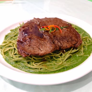 Tallarines Verdes con Bistec