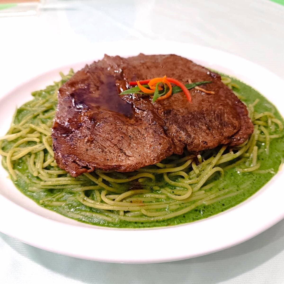 Tallarines Verdes con Bistec