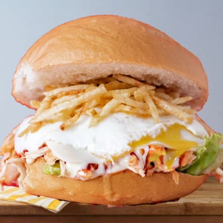 Sándwich Royal de Hamburguesa con Queso y Huevo