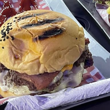 Hamburguesa de pechuga al carbón