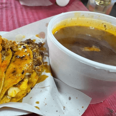 Combo 100 (3 quesabirrias y medio consome)
