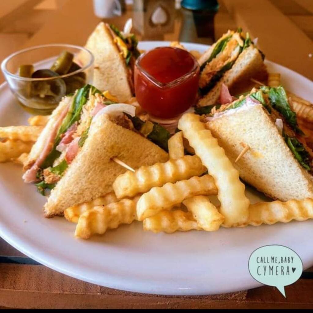 Club Sándwich con Papas