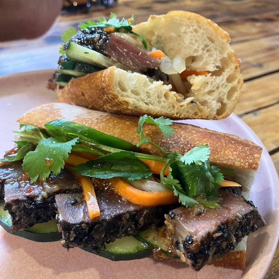 Banh Mí de Lomo de Atún sellado con Ajonjolí