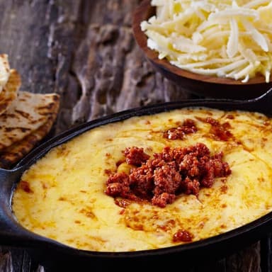 QUESO FUNDIDO CON CHORIZO