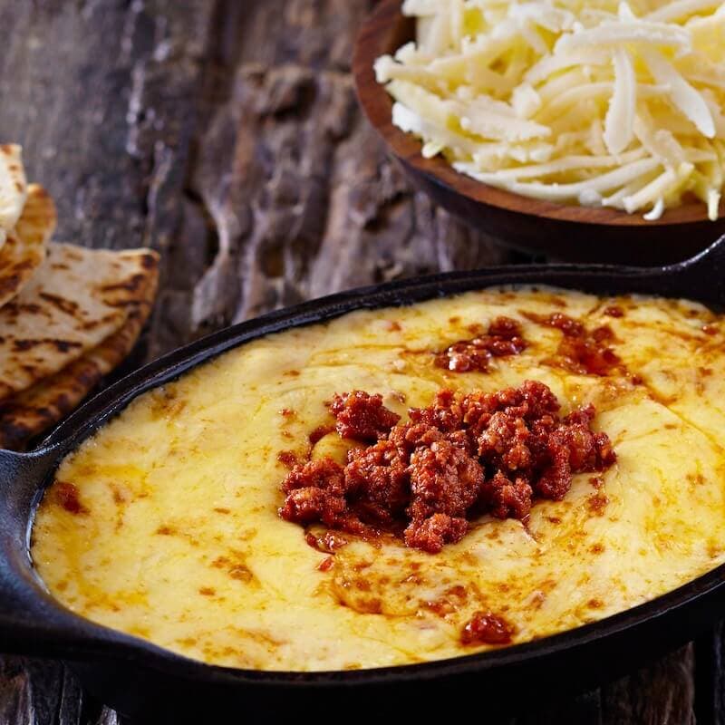 QUESO FUNDIDO CON CHORIZO