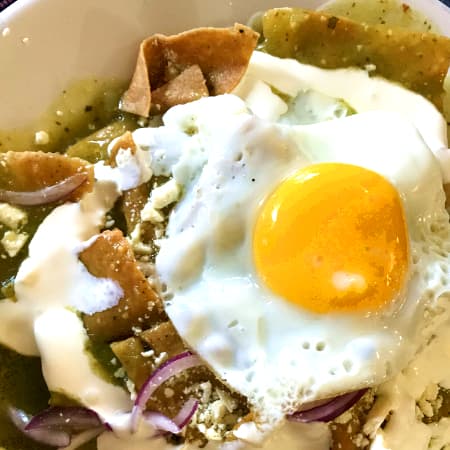 🥣 Chilaquiles Verdes con Huevo + 1 Café GRATIS ☕